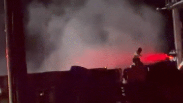 Khoảnh khắc tài xế nhảy khỏi xe tải trước khi bị tàu đâm trúng