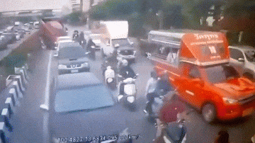 Video: Xe buýt mất lái gây tai nạn liên hoàn, 18 người bị thương