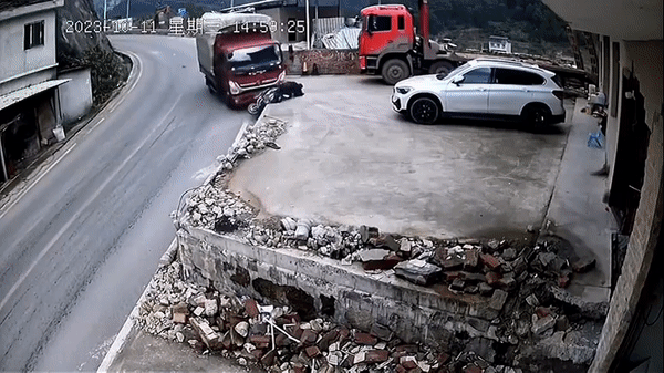 Video: Xe tải mất kiểm soát đâm văng xe máy, lao vào nhà dân