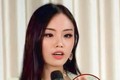 Hoa hậu Hòa bình Hong Kong chép tài liệu lên tay thi phỏng vấn