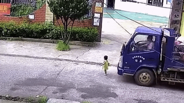 Video: Bị xe chở rác cuốn vào gầm, bé gái sống sót khó tin
