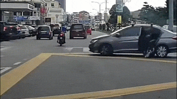 Video: Rơi khỏi ô tô, bé trai bị tông trúng 2 lần, cái kết bất ngờ