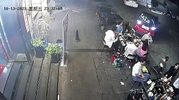 Video: Lùi xe, nữ tài xế tông trúng nhóm người đang ngồi ăn 