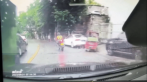 Video: Đang đi đường, người đàn ông bị hất văng khỏi xe máy