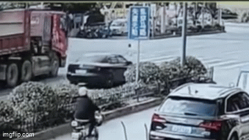 Video: Tài xế đánh lái khẩn cấp, tránh bé trai lao qua đường