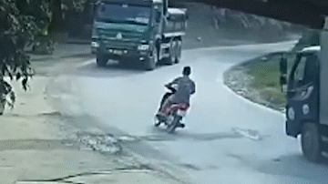 Video: Vượt ẩu, thanh niên đi xe máy lao vào xe "hổ vồ"