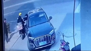 Video: Đôi nam nữ đi Audi hung hăng đánh người giữa phố