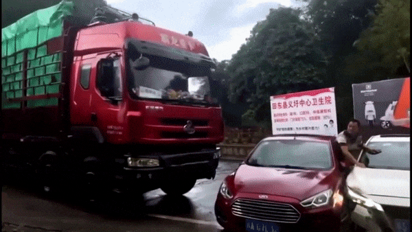 Video: Tranh cãi, tài xế xe tải nổi điên nhấn ga đâm ô tô  