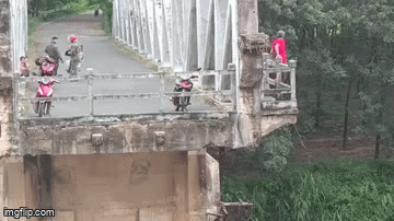 Video: Nam thanh niên dừng xe máy trên cầu bất ngờ nhảy xuống sông