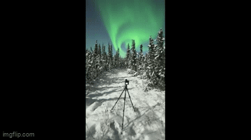 Video: Vòng xoáy màu xanh xuất hiện trên bầu trời Alaska