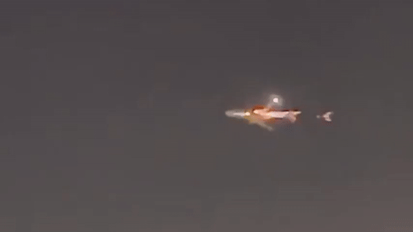 Video: Máy bay bốc cháy giữa không trung khi vừa cất cánh