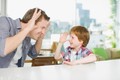Cách nói chuyện giúp cha mẹ dễ dàng khiến trẻ chịu lắng nghe
