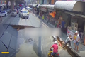 Video: Hai cha con bất ngờ bị hố tử thần "nuốt chửng" trên đường