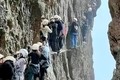 Trung Quốc: Kinh hoàng cảnh tượng du khách mắc kẹt trên vách núi