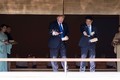 Tổng thống Trump gặp Nhật hoàng, cùng Thủ tướng Abe cho cá ăn