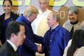 Cái bắt tay vui vẻ của ông Trump và Putin tại Việt Nam