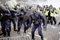 “Áo vàng” biểu tình phản đối giá nhiên liệu gây rối loạn Paris