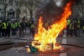 Video: Biểu tình tiếp tục nổ ra ở Pháp, hơn 700 người bị bắt giữ
