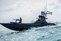 Nóng: Xuồng cao tốc Iran cậy đông áp sát tàu chiến Hải quân Mỹ