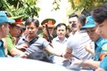 Tòa trả hồ sơ vụ Nguyễn Hữu Linh: Ô tô Linh "nựng" bị vây kín
