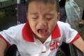“Cháu bé bị cắt chân” khóc thét khi biết mất cha mẹ