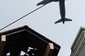 Thêm “nghi án” máy bay gây tốc ngói nhà dân