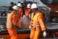 Người thân đau đớn nhận thi thể thuyền viên tàu Hải Thành 26