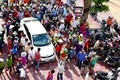Bình Định: Hàng trăm người dân vây đôi nam nữ đi ôtô nghi bắt cóc trẻ em