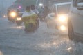 Ảnh: Đường phố TP.HCM ngập trong biển nước do bão số 9