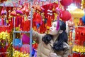 Đồ trang trí Tết Mậu Tuất 2018 nhuộm đỏ phố phường Hà Nội