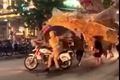 Video: Rước đèn trung thu náo loạn phố và màn "úp đèn" CSGT