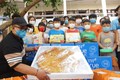 40 em nhỏ mồ côi vui mừng đón chiếc bánh Trung Thu “siêu to khổng lồ“