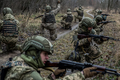 Tân binh Ukraine âm thầm tập luyện, sẵn sàng tham chiến