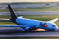 Khoảnh khắc máy bay Boeing mài bụng tóe lửa khi hạ cánh