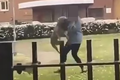 Đang đi dạo trong công viên, cô gái trẻ bị chó dữ tấn công