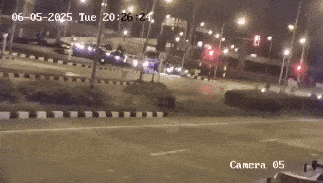 Xe cứu thương không chở bệnh nhân vượt đèn đỏ gây tai nạn