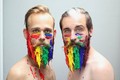 Tròn mắt với bộ râu có 1-0-2 của cặp đôi đồng tính