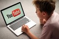 Học clip trên MXH, bé trai treo cổ suýt chết: Cha mẹ còn nhờ Youtube “trông con“?