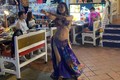 Thuê vũ công sexy múa bụng, nhà hàng hứng chỉ trích