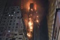 Hiện trường vụ cháy tòa nhà chọc trời như ngọn đuốc ở Hong Kong
