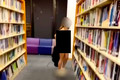 Người phụ nữ khoả thân trong thư viện, cảnh sát lập tức truy tìm
