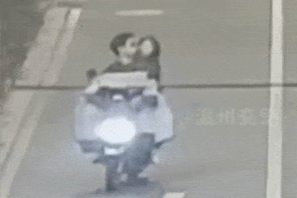 Vừa điều khiển xe máy vừa hôn nhau, cặp đôi gặp cái kết đắng