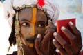 Đàn ông bộ lạc châu Phi thích trang điểm hơn phụ nữ