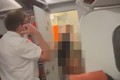 Cặp đôi “mây mưa” trong toilet máy bay bị tiếp viên phát hiện