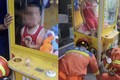 Cậu bé 5 tuổi ở Trung Quốc bị mắc kẹt trong máy gắp thú 
