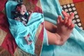 Em bé 26 ngón tay chân được coi là hiện thân của nữ thần
