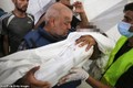 Phóng viên chiến trường ở Gaza sững sờ trước thi thể vợ con