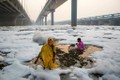 Sông thiêng phủ bọt độc hại, người dân Ấn Độ vẫn xuống tắm