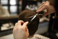 Italia: Thợ cắt tóc buôn ma túy bị lộ vì tiếp khách "ít tóc"