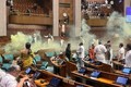 Kẻ lạ đột nhập vào tòa nhà quốc hội Ấn Độ đốt pháo khói